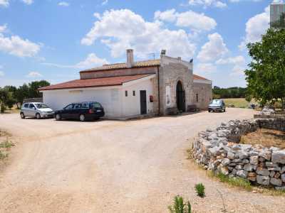 Varchiamo l'entrata e lasciamo alla nostra destra la graziosa masseria Montanaro, punto di accoglienza per i visitatori. Da qui � possibile seguire due itinerari: quello archeologico e quello naturalistico